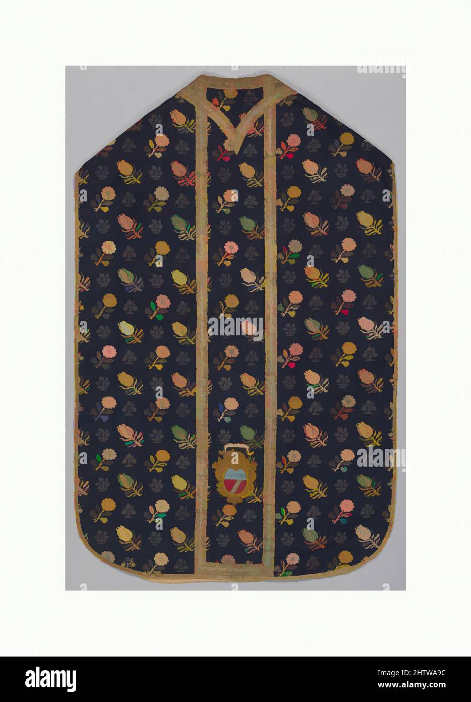 Von Chasuble inspirierte Kunst, Mitte des 17.. Jahrhunderts, Italienisch, wahrscheinlich Venedig, Seide in Leinwandbindung, Brokat, Hals bis Saum: L. 47 x B 30 1/2 Zoll (119,4 x 77,5 cm), Textilien-gewebt, Diese italienisch gewebte Seide veranschaulicht die auffällige Adaption eines fremden Designs in einem europäischen Stoff. Die von Artotop modernisierten, klassischen Werke mit einem Schuss Moderne. Formen, Farbe und Wert, auffällige visuelle Wirkung auf Kunst. Emotionen durch Freiheit von Kunstwerken auf zeitgemäße Weise. Eine zeitlose Botschaft, die eine wild kreative neue Richtung verfolgt. Künstler, die sich dem digitalen Medium zuwenden und die Artotop NFT erschaffen Stockfoto