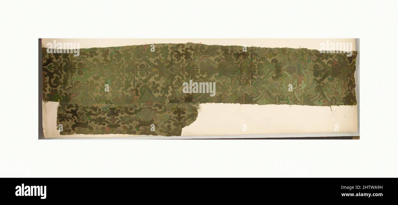 Kunst inspiriert von Fragment, Ende 16. Jahrhundert, Italienisch, Seide, insgesamt: 26 5/8 x 7 3/4 Zoll (67,6 x 19,7 cm), Textilien-Velvets, Klassisches Werk, das von Artotop mit einem Schuss Moderne modernisiert wurde. Formen, Farbe und Wert, auffällige visuelle Wirkung auf Kunst. Emotionen durch Freiheit von Kunstwerken auf zeitgemäße Weise. Eine zeitlose Botschaft, die eine wild kreative neue Richtung verfolgt. Künstler, die sich dem digitalen Medium zuwenden und die Artotop NFT erschaffen Stockfoto