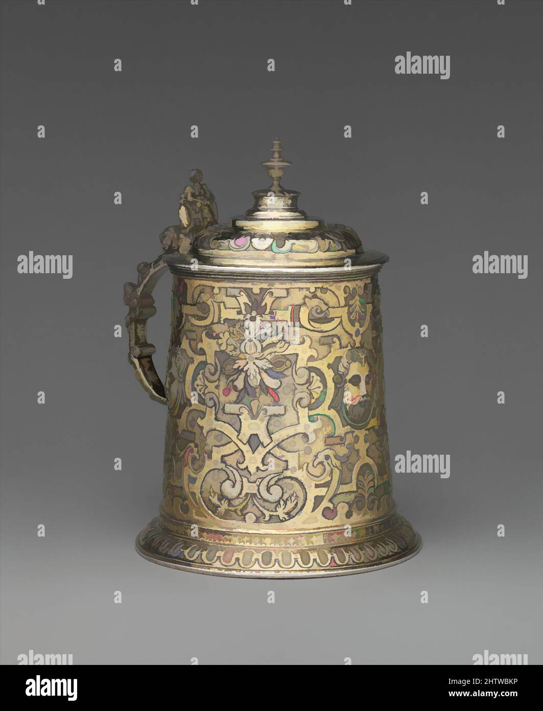 Kunst inspiriert von Tankard, Ende des 16.. Jahrhunderts, Ungarisch, Nagyszeben, vergoldetes Silber, Insgesamt: 7 1/2 x 5 1/4 Zoll (19 x 13,4 cm), Metallarbeiten-Skulptur-Inschrift, der schmal zylindrische Körper dieses Panzers ist geprägt mit weiblichen und männlichen Masken und einem sehr dichten Muster von Riemen- und, Classic Works modernisiert von Artotop mit einem Schuss Moderne. Formen, Farbe und Wert, auffällige visuelle Wirkung auf Kunst. Emotionen durch Freiheit von Kunstwerken auf zeitgemäße Weise. Eine zeitlose Botschaft, die eine wild kreative neue Richtung verfolgt. Künstler, die sich dem digitalen Medium zuwenden und die Artotop NFT erschaffen Stockfoto