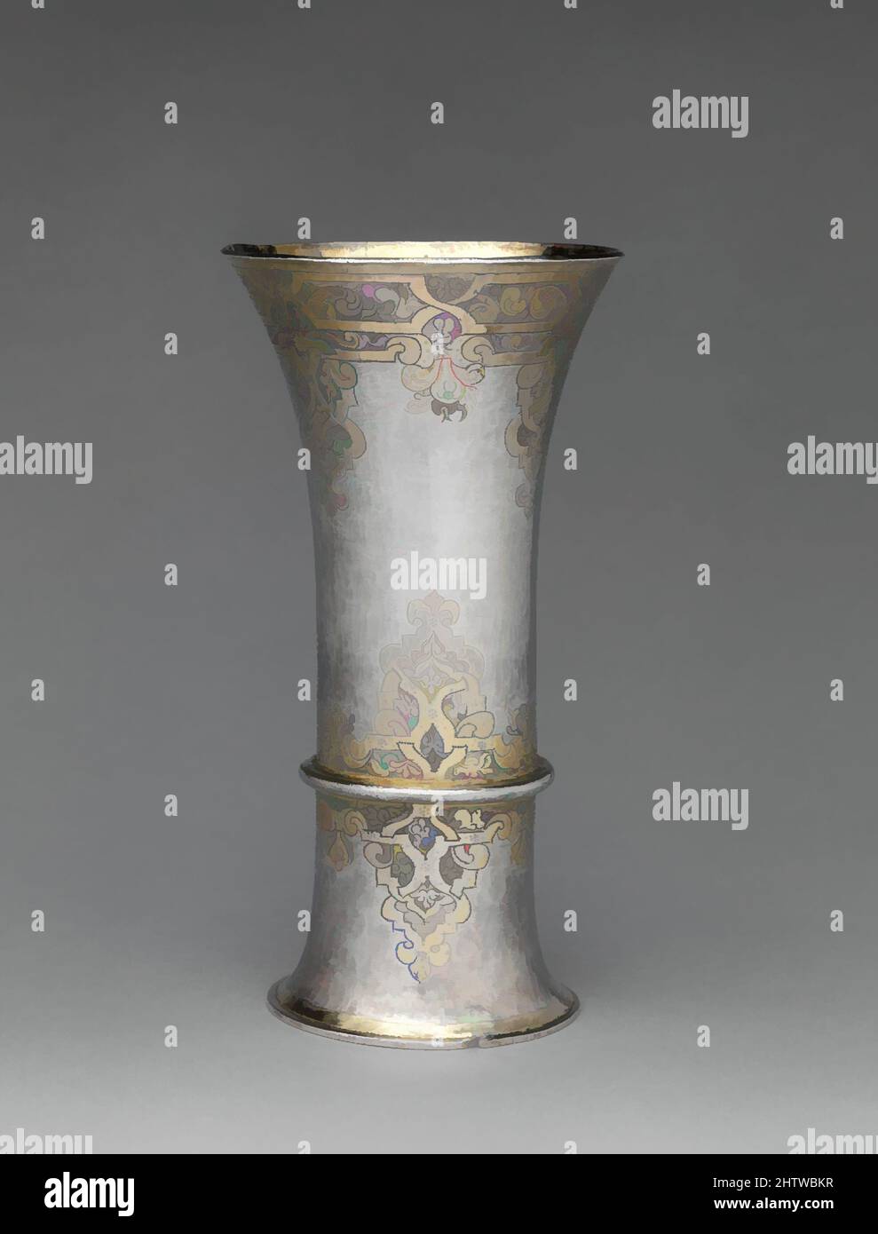 Kunst inspiriert von Fußbecher, zweite Hälfte 16. Jahrhundert, Ungarisch, Nagyszeben, Silber, teilweise vergoldet, Insgesamt: 7 15/16 x 3 1/4 Zoll (20,2 x 8,2 cm), Metallarbeiten-Silber, der raffinierte Abstand der stilisierten Rollarbeiten auf diesem Becher zeugt von der Phantasie und dem Geschick seines Herstellers, Classic Works modernisiert von Artotop mit einem Schuss Moderne. Formen, Farbe und Wert, auffällige visuelle Wirkung auf Kunst. Emotionen durch Freiheit von Kunstwerken auf zeitgemäße Weise. Eine zeitlose Botschaft, die eine wild kreative neue Richtung verfolgt. Künstler, die sich dem digitalen Medium zuwenden und die Artotop NFT erschaffen Stockfoto