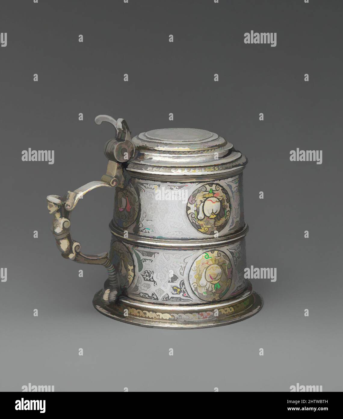 Kunst inspiriert von Tankard, Ende des 16.. Jahrhunderts, Ungarisch, möglicherweise Nagyszben, Silber, Teilweise vergoldet, Höhe: 5 1/8 Zoll (13 cm), Metall-Silber, ist die Dekoration ein Beispiel schlechthin für den Einfluss arabischer Ornamente auf die Arbeit der ungarischen Goldschmiede. Die geätzten Moresken-Motive wurden von Artotop mit einem Schuss Modernität modernisierte Classic Works. Formen, Farbe und Wert, auffällige visuelle Wirkung auf Kunst. Emotionen durch Freiheit von Kunstwerken auf zeitgemäße Weise. Eine zeitlose Botschaft, die eine wild kreative neue Richtung verfolgt. Künstler, die sich dem digitalen Medium zuwenden und die Artotop NFT erschaffen Stockfoto