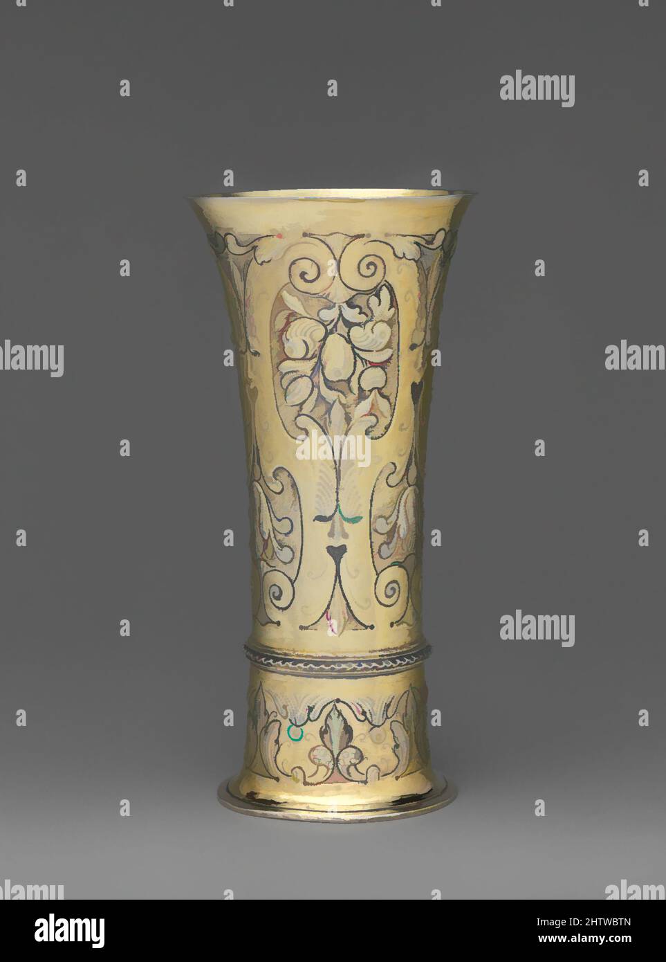 Kunst inspiriert von einem Fußbecher, ca. 1680, ungarisch, vergoldetes Silber, Höhe: 7 7/8 Zoll (20 cm), Metallarbeiten-Silber, auf diesem Becher bilden kräftige aurikuläre Rollen Kartuschen mit Bündeln von Laub und Früchten. Es scheint, dass der Goldschmied die Punkte, an denen sich die Schriftrollen treffen, beabsichtigte, ein von Artotop modernisiertes, klassisches Werk mit einem Schuss Moderne hervorzurufen. Formen, Farbe und Wert, auffällige visuelle Wirkung auf Kunst. Emotionen durch Freiheit von Kunstwerken auf zeitgemäße Weise. Eine zeitlose Botschaft, die eine wild kreative neue Richtung verfolgt. Künstler, die sich dem digitalen Medium zuwenden und die Artotop NFT erschaffen Stockfoto