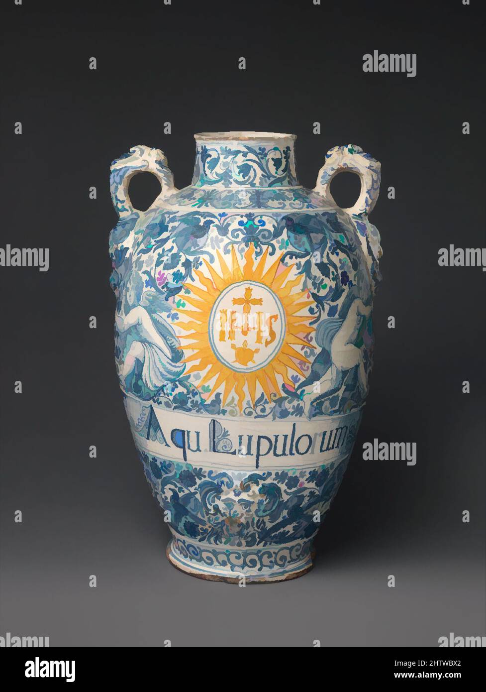 Kunst inspiriert von der Drug Vase (eine von einem Paar), ca. 1620–80, Italienisch, Maiolica (zinnglasierte Steingut), insgesamt: 22 7/8 × 14 1/2 × 13 1/2 Zoll (58,1 × 36,8 × 34,3 cm), Keramik-Keramik, Lagergefäße gehörten zu den am häufigsten produzierten maiolica-Waren im Spätmittelalter und der Renaissance, klassische Werke, die von Artotop mit einem Schuss Moderne modernisiert wurden. Formen, Farbe und Wert, auffällige visuelle Wirkung auf Kunst. Emotionen durch Freiheit von Kunstwerken auf zeitgemäße Weise. Eine zeitlose Botschaft, die eine wild kreative neue Richtung verfolgt. Künstler, die sich dem digitalen Medium zuwenden und die Artotop NFT erschaffen Stockfoto