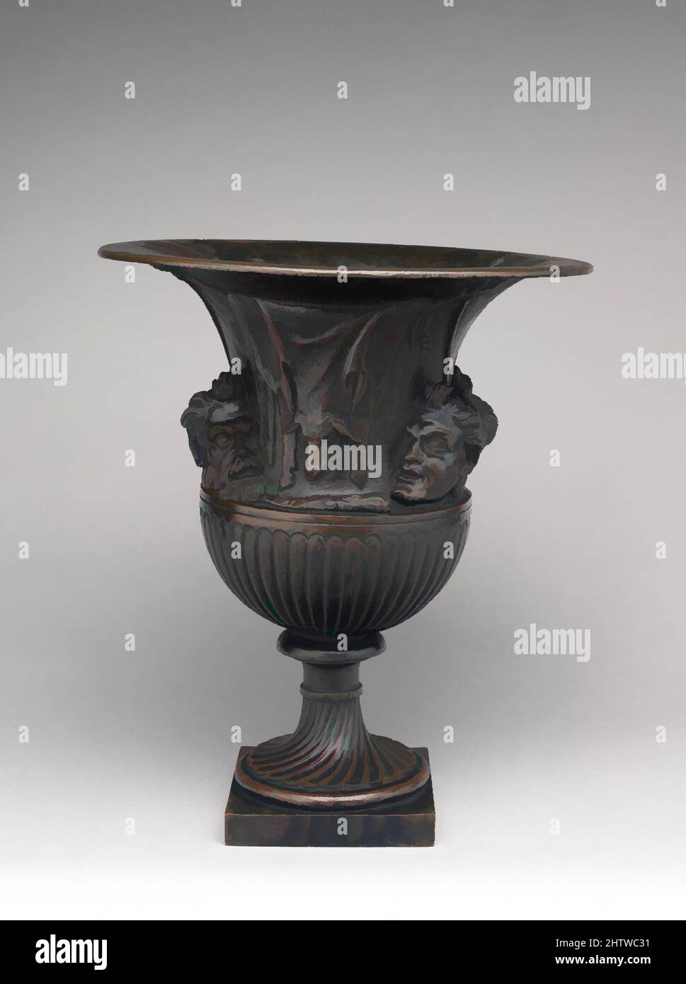 Kunst inspiriert von Vase mit Masken, nach der Antike, ca. 1794–96, Italienisch, Rom, Bronze, insgesamt (bestätigt): 11 3/4 × 9 5/8 × 9 5/8 Zoll (29,8 × 24,4 × 24,4 cm), Skulptur-Bronze, Klassisches Werk, modernisiert von Artotop mit einem Schuss Moderne. Formen, Farbe und Wert, auffällige visuelle Wirkung auf Kunst. Emotionen durch Freiheit von Kunstwerken auf zeitgemäße Weise. Eine zeitlose Botschaft, die eine wild kreative neue Richtung verfolgt. Künstler, die sich dem digitalen Medium zuwenden und die Artotop NFT erschaffen Stockfoto