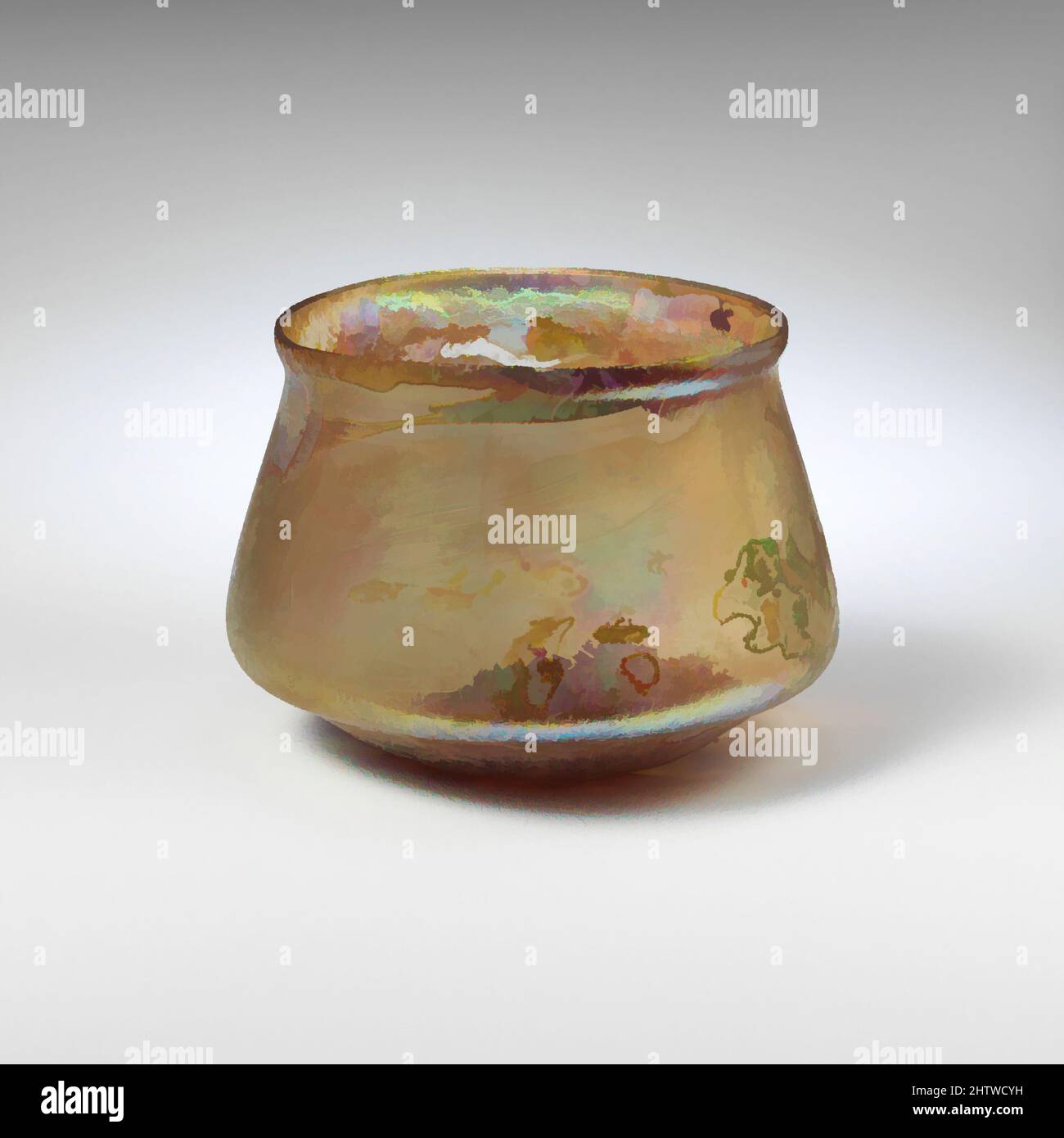 Kunst inspiriert von Glasbecher, Mittelkaiserliches, 2.–3. Jahrhundert n. Chr., römisch, Glas; Geblasen und geschnitten, Höhe: 2 1/2 Zoll (6,4 cm), Glas, farblos mit blaugrünem Farbton. Abgerutschter, unebener Rand; leicht auskragender Kragen unter dem Rand; Seite nach unten ausdehnend, dann eingewinkelt, um den konvexen Boden mit dem Classic Works zu verbinden, das von Artotop mit einem Schuss Modernität modernisiert wurde. Formen, Farbe und Wert, auffällige visuelle Wirkung auf Kunst. Emotionen durch Freiheit von Kunstwerken auf zeitgemäße Weise. Eine zeitlose Botschaft, die eine wild kreative neue Richtung verfolgt. Künstler, die sich dem digitalen Medium zuwenden und die Artotop NFT erschaffen Stockfoto