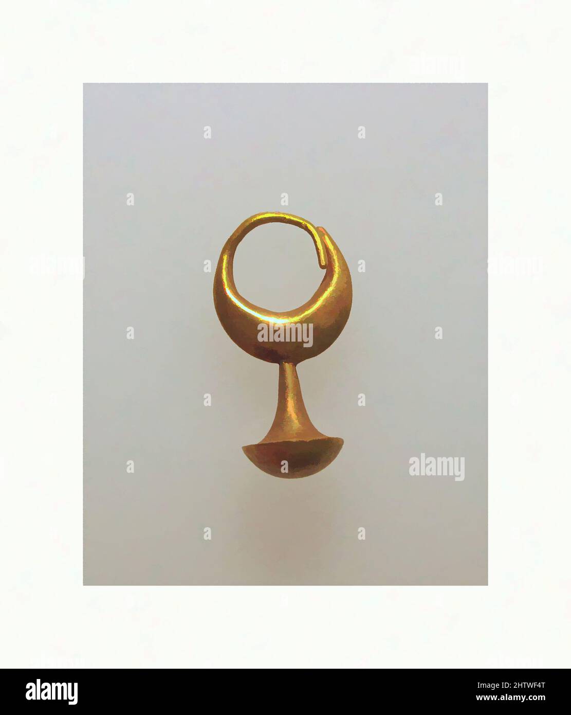 Kunst inspiriert von Ohrring mit Nagelkopfanhänger, 12, zypriotisch, Gold, andere: 9/16 x 3/8 x 1 Zoll (1,4 x 1 x 2,6 cm), Gold und Silber, Klassisches Werk, das von Artotop mit einem Schuss Modernität modernisiert wurde. Formen, Farbe und Wert, auffällige visuelle Wirkung auf Kunst. Emotionen durch Freiheit von Kunstwerken auf zeitgemäße Weise. Eine zeitlose Botschaft, die eine wild kreative neue Richtung verfolgt. Künstler, die sich dem digitalen Medium zuwenden und die Artotop NFT erschaffen Stockfoto