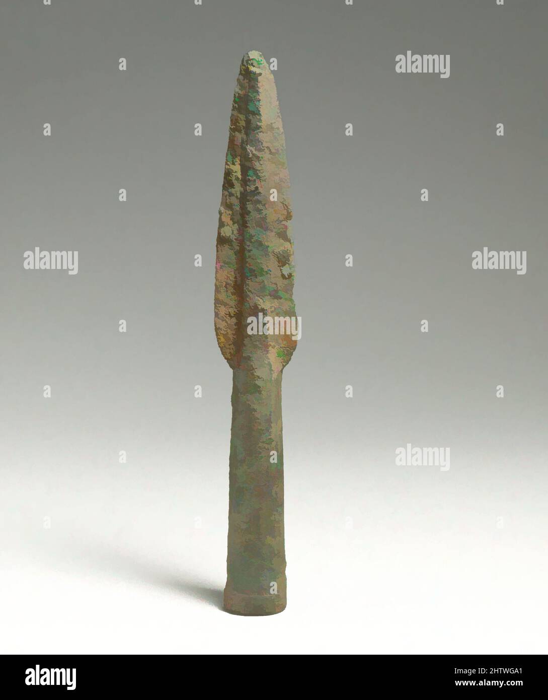 Kunst inspiriert von Spearhead, späte Bronzezeit, ca. 1600–1050 v. Chr., Zypern, Bronze, 7 3/16in. (18,3cm), Bronzes, Classic Works modernisiert von Artotop mit einem Schuss Moderne. Formen, Farbe und Wert, auffällige visuelle Wirkung auf Kunst. Emotionen durch Freiheit von Kunstwerken auf zeitgemäße Weise. Eine zeitlose Botschaft, die eine wild kreative neue Richtung verfolgt. Künstler, die sich dem digitalen Medium zuwenden und die Artotop NFT erschaffen Stockfoto