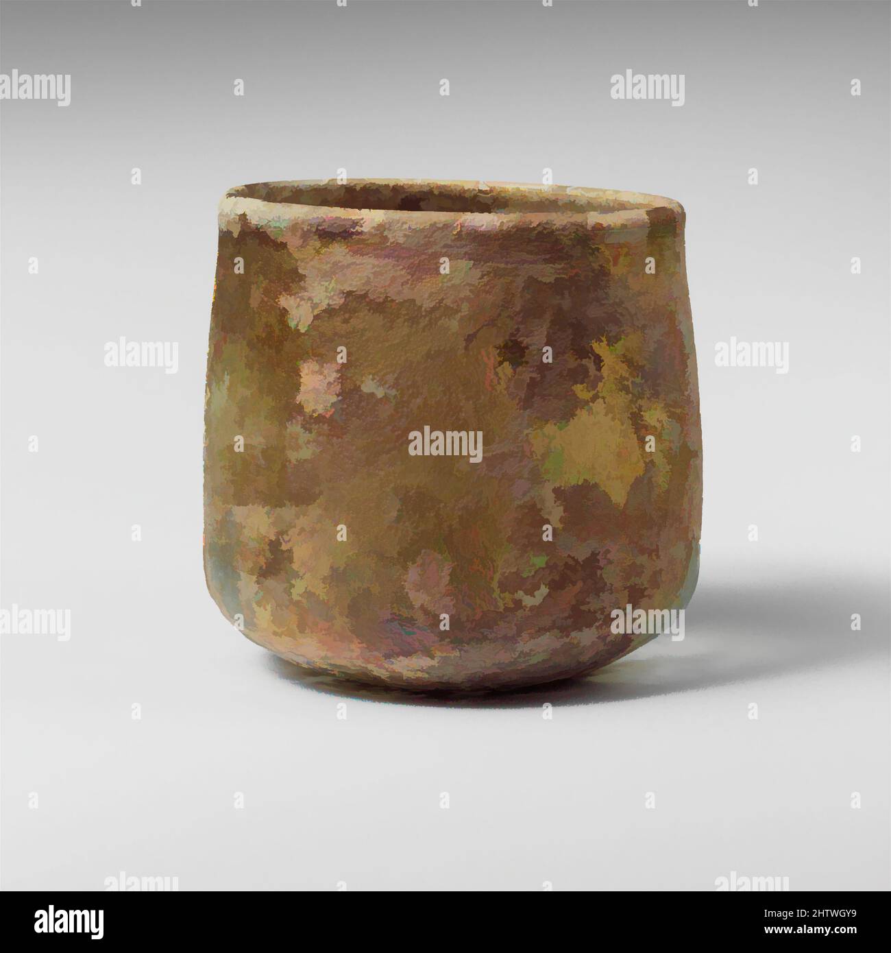 Kunst inspiriert von Glasbecher, Mittelkaiserliches, 2.–3. Jahrhundert n. Chr., römisch, Glas; Durchgebrannt, insgesamt: 3 1/8in. (8cm), Glas, farblos mit hellblaugrünem Farbton. Verdickte, abgerundete, senkrechte Felge mit Innenlippe; gerade Seiten leicht nach unten ausdehnend, dann in scharfem Winkel zu den Classic Works gedreht, die von Artotop mit einem Schuss Modernität modernisiert wurden. Formen, Farbe und Wert, auffällige visuelle Wirkung auf Kunst. Emotionen durch Freiheit von Kunstwerken auf zeitgemäße Weise. Eine zeitlose Botschaft, die eine wild kreative neue Richtung verfolgt. Künstler, die sich dem digitalen Medium zuwenden und die Artotop NFT erschaffen Stockfoto