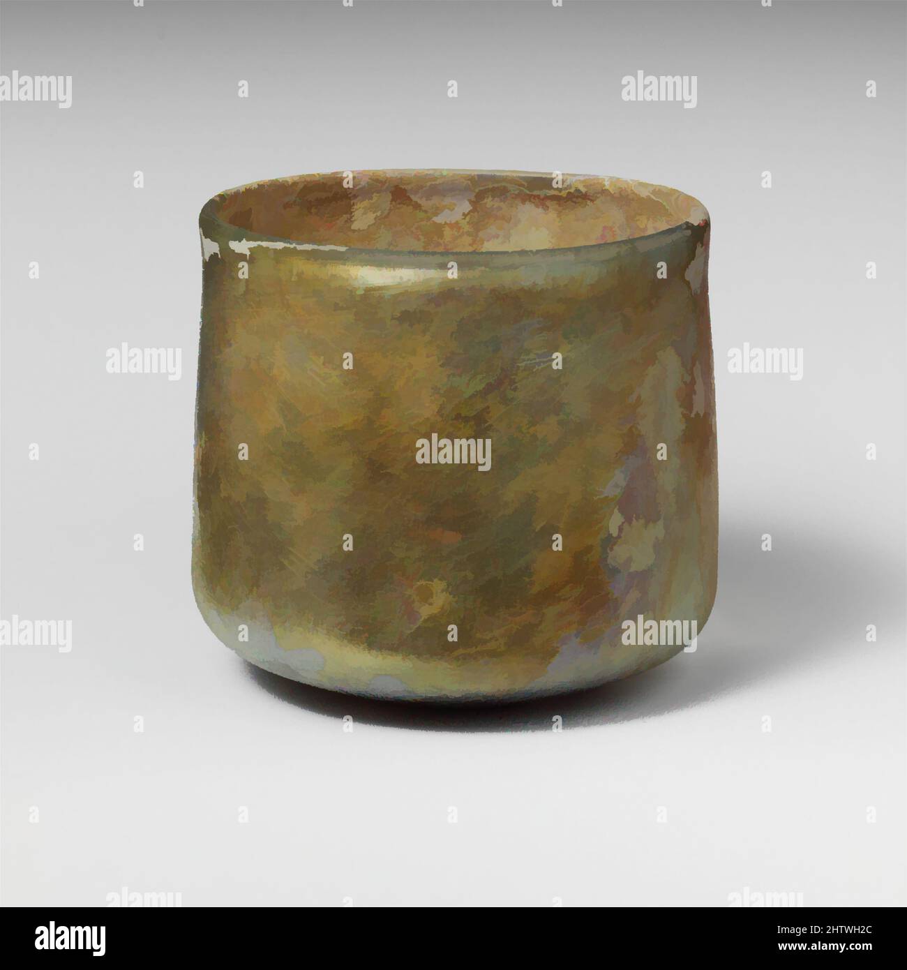 Kunst inspiriert von Glasbecher, Mittelkaiserliches, 2.–3. Jahrhundert n. Chr., römisch, Glas; Durchgebrannt, insgesamt: 2 7/8 Zoll (7,3 cm), Glas, farblos mit hellblaugrünem Farbton. Verdickte, abgerundete, senkrechte Felge mit leichter Innenlippe; geradlinige Seiten leicht nach unten ausdehnend, dann scharf gedreht, Classic Works modernisiert von Artotop mit einem Schuss Modernität. Formen, Farbe und Wert, auffällige visuelle Wirkung auf Kunst. Emotionen durch Freiheit von Kunstwerken auf zeitgemäße Weise. Eine zeitlose Botschaft, die eine wild kreative neue Richtung verfolgt. Künstler, die sich dem digitalen Medium zuwenden und die Artotop NFT erschaffen Stockfoto