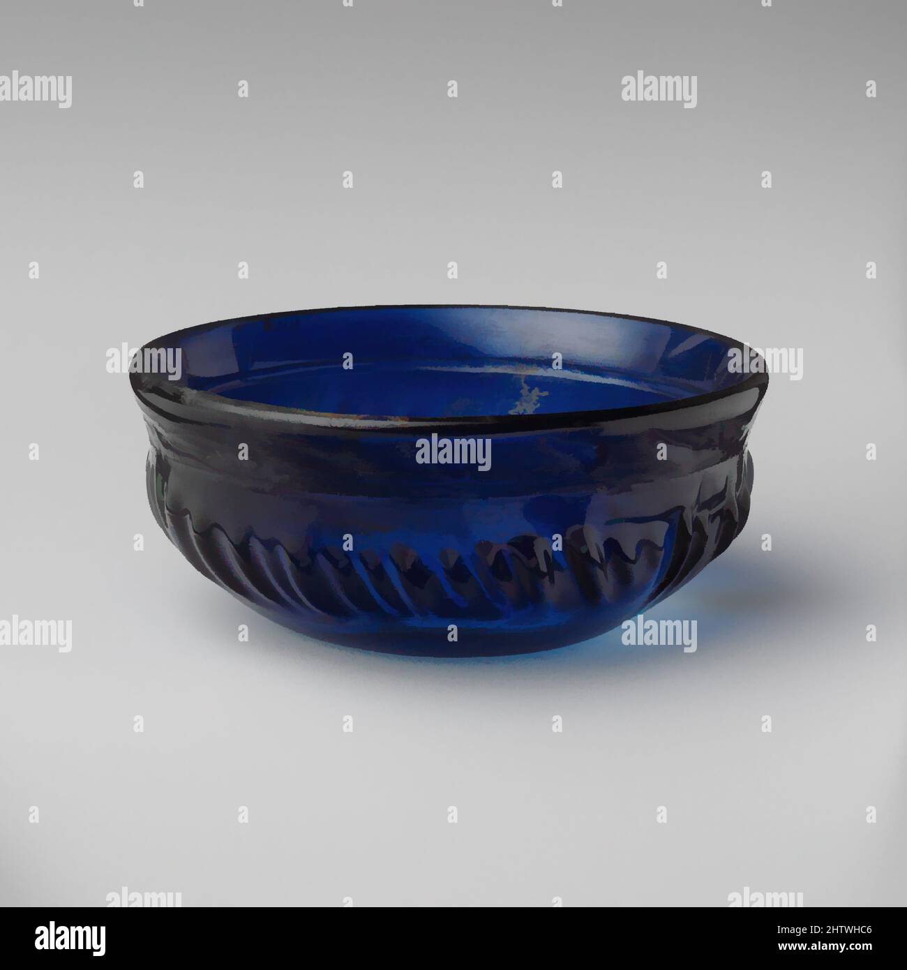 Kunst inspiriert von Glas gerippte Schale, frühen Imperial, Julio-Claudian, erste Hälfte des 1.. Jahrhunderts n. Chr., Roman, Glas; Guss, bearbeitete, Und schneiden, H. 2 3/16 Zoll (5,6 cm); Durchmesser 5 3/16 Zoll (13,2 cm), Glas, lichtdurchlässig, kobaltblau. Dicker, leicht ausgespielter Rand mit fast spitzem Rand, von Artotop modernisierte Classic Works mit einem Schuss Modernität. Formen, Farbe und Wert, auffällige visuelle Wirkung auf Kunst. Emotionen durch Freiheit von Kunstwerken auf zeitgemäße Weise. Eine zeitlose Botschaft, die eine wild kreative neue Richtung verfolgt. Künstler, die sich dem digitalen Medium zuwenden und die Artotop NFT erschaffen Stockfoto