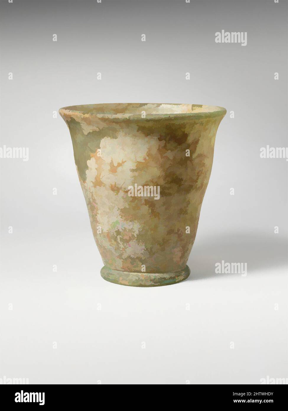 Kunst inspiriert von Glasbecher, Mittelkaiserliches, 2.–3. Jahrhundert n. Chr., römisch, Glas; Durchgebrannt, H.: 3 1/4 Zoll (8,3 cm), Glas, lichtdurchlässig hellblau grün. Verdickte, aufflackernde Felge mit abgerundeter Lippe; wellige Seite zum Körper, sich zu einem gefalteten röhrenförmigen Fußring verjüngend; niedriger, spitz zugerter Kick im Zentrum der von Artotop modernisierten Classic Works mit einem Schuss Modernität. Formen, Farbe und Wert, auffällige visuelle Wirkung auf Kunst. Emotionen durch Freiheit von Kunstwerken auf zeitgemäße Weise. Eine zeitlose Botschaft, die eine wild kreative neue Richtung verfolgt. Künstler, die sich dem digitalen Medium zuwenden und die Artotop NFT erschaffen Stockfoto