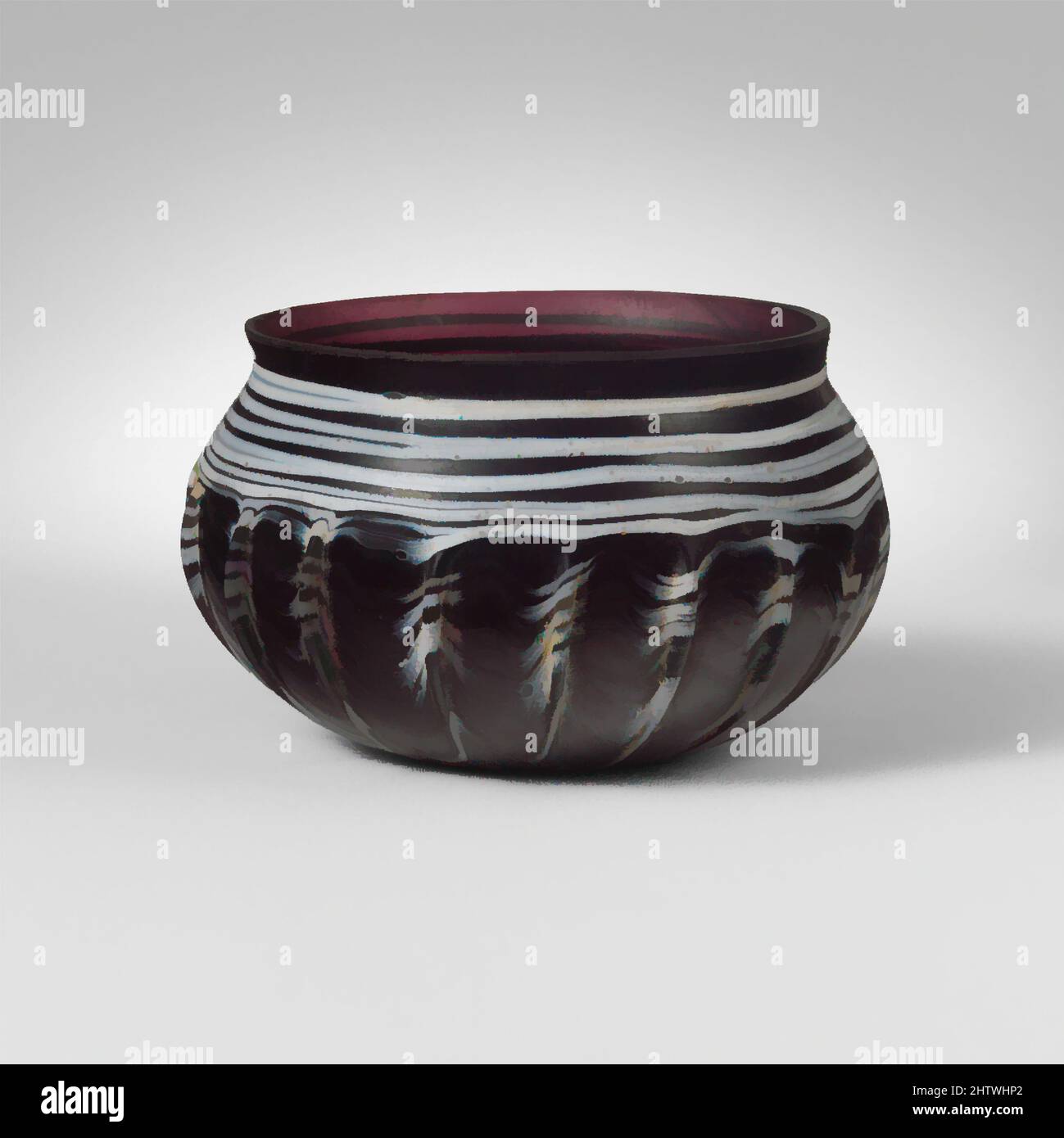 Kunst inspiriert von Glas gerippte Schale, frühen Imperial, Mitte 1. Jahrhundert n. Chr., Roman, Glas; Geblasen, gezogen und nachgerüstet, H.: 2 3/8 Zoll (6 cm), Glas, lichtdurchlässig, dunkelviolett; Spur in opak-weiß. Ausgespielte Felge mit abgesprungener und gemahlener Lippe; kurzer konkaver Hals; kugeliger Körper, der sich einbiegt; Classic Works, modernisiert von Artotop mit einem Schuss Modernität. Formen, Farbe und Wert, auffällige visuelle Wirkung auf Kunst. Emotionen durch Freiheit von Kunstwerken auf zeitgemäße Weise. Eine zeitlose Botschaft, die eine wild kreative neue Richtung verfolgt. Künstler, die sich dem digitalen Medium zuwenden und die Artotop NFT erschaffen Stockfoto