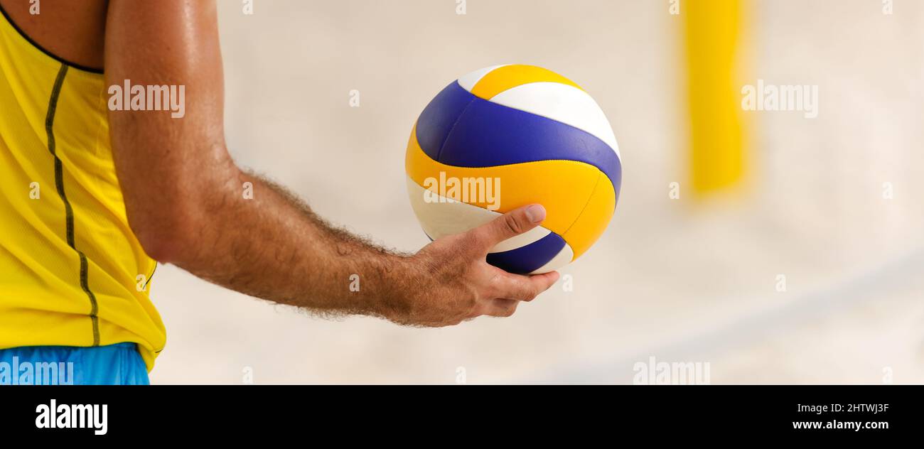 Ein Volleyball-Spieler ist dabei, den Ball im Bildformat im horizontalen Banner-Stil zu bedienen Stockfoto