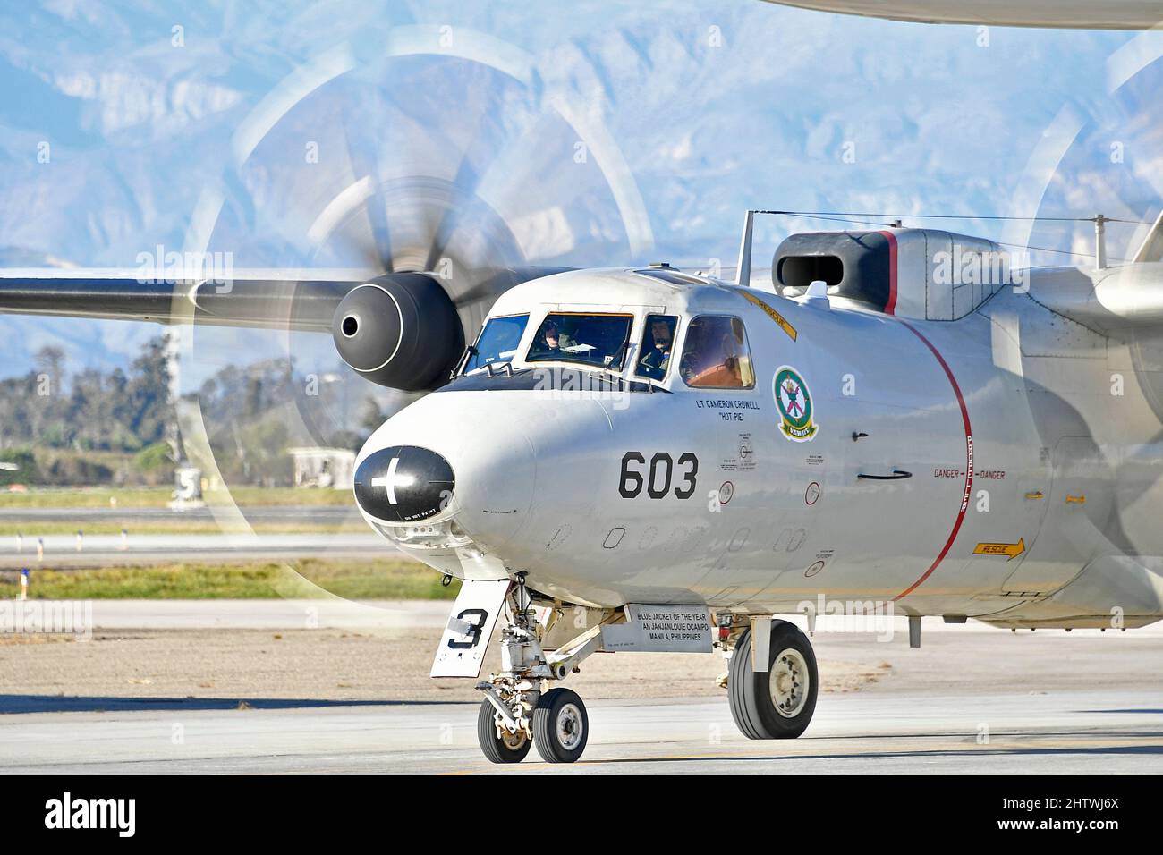 220301-N-AS200-4431 POINT MUGU, Kalifornien (März 1, 2022) – Capt. Michael France, commodore, Airborne Command & Control and Logistics Wing (ACCLOGWING) führt seinen letzten Flug vor seiner Pensionierung an Bord eines E-2D Hawkeye durch, der den „Liberty Bells“ des Airborne Command and Control Squadron (VAW) 115 zugewiesen wurde, 1. März 2022. ACCLOGWING beaufsichtigt Geschwader, die den E-2C Hawkeye, den E-2D Advanced Hawkeye und den C-2 Greyhound betreiben, und stellt sicher, dass sie bemannt, geschult und ausgestattet sind, um nachhaltige Kampfhandlungen und logistische Operationen durchzuführen. (USA Navy Foto von Ensign Drew verbis/veröffentlicht) Stockfoto