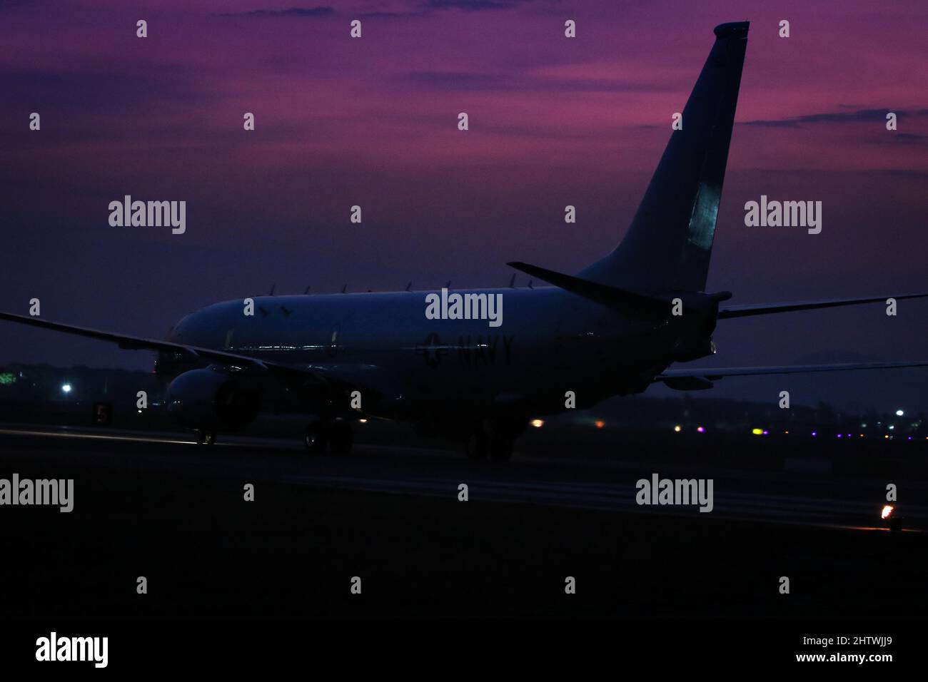 INS DEGA, Indien (März 1, 2022) – Ein P-8A Poseidon, der den ‘Goldenen Schwertkämpfern“ der Patrouillenschwadron (VP) 47 zugewiesen wurde, bereitet sich auf den Start für einen Flug zur multilateralen Marineübung „MAILAND 2022“ in INS Dega, Indien, am 1. März 2022 vor. VP-47 wird derzeit in NAF Misawa, Japan, eingesetzt, um maritime Patrouillen, Aufklärungs- und Theateraufklärungseinsätze innerhalb des Einsatzgebiets der US-Flotte 7. (C7F) durchzuführen, um die Ziele der Kommandanten, der Task Force 72, C7F und der US-Indo-Pacific Command in der gesamten Region zu unterstützen. (USA Navy Foto von Mass Communication Specialist 1. Class Brandon J. Vinson) Stockfoto