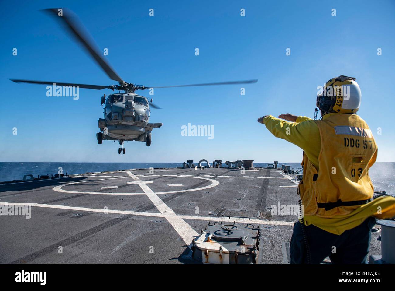 220223-N-HG846-1087 ADRIA (FEB 23, 2022) – Boatswains Mate 3. Klasse Tra’shaun Cooper aus Homestead, Texas, steuert einen MH-60R Sea Hawk Hubschrauber, der den „Proud Warriors“ des Helicopter Maritime Strike Squadron (HSM) 72 zugewiesen wurde, an Bord des Arleigh Burke-Klasse-Lenkflugkörper-Zerstörers USS Mitscher (DDG 57), 23. Februar 2022. Mitscher wird zusammen mit der Harry S. Truman Carrier Strike Group im Rahmen eines geplanten Einsatzes im Einsatzgebiet der Sechsten Flotte der USA eingesetzt, um die Interessen der USA, der Alliierten und der Partner in Europa und Afrika zu unterstützen. (USA Navy Foto von Mass Communication Specialist 2. Clas Stockfoto