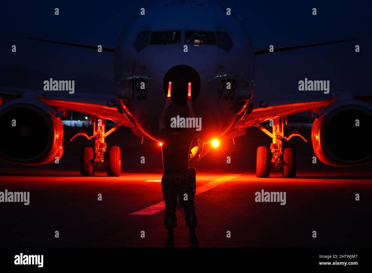 INS DEGA, Indien (März 1, 2022) – die Mate 2.-Klasse von Flugzeugmechanisten Charles Baird, der den ‘Goldenen Schwertkämpfern“ der Patrouillenschwadron (VP) 47 zugewiesen wurde, startet einen P-8A Poseidon für einen Flug zur multilateralen Marineübung „MAILAND 2022“ in INS Dega, Indien, 1. März 2022. VP-47 wird derzeit in NAF Misawa, Japan, eingesetzt, um maritime Patrouillen, Aufklärungs- und Theateraufklärungseinsätze innerhalb des Einsatzgebiets der US-Flotte 7. (C7F) durchzuführen, um die Ziele der Kommandanten, der Task Force 72, C7F und der US-Indo-Pacific Command in der gesamten Region zu unterstützen. (USA Navy Foto von Mass Communication Specia Stockfoto