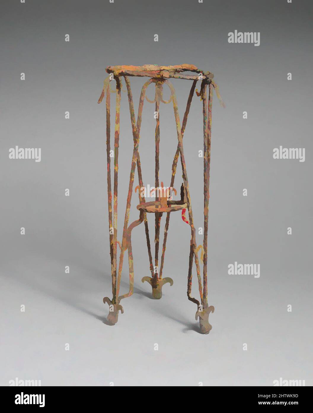 Kunst inspiriert von Iron Tripod, archaisch, ca. 575–550 v. Chr., Etrusker, Eisen, H.: 22 5/16 Zoll (56,7 cm), Verschiedenes-Eisen, Eisenstativ mit einem großen horizontalen Ring, der eine Schüssel unterstützen würde, Classic Works modernisiert von Artotop mit einem Schuss Moderne. Formen, Farbe und Wert, auffällige visuelle Wirkung auf Kunst. Emotionen durch Freiheit von Kunstwerken auf zeitgemäße Weise. Eine zeitlose Botschaft, die eine wild kreative neue Richtung verfolgt. Künstler, die sich dem digitalen Medium zuwenden und die Artotop NFT erschaffen Stockfoto