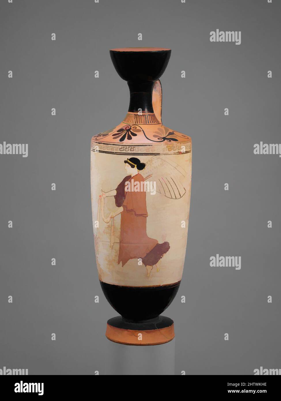 Kunst inspiriert von Terracotta Lekithos (Ölflasche), Klassik, ca. 460–450 v. Chr., Griechisch, Dachboden, Terrakotta; weißer Boden, H.: 11 3/8 Zoll (28,9 cm), Vasen, Nike mit Filet. Der gute Zustand der Vase zeigt die eher dichte Qualität der hinzugefügten Farbe und vor allem die Verwendung eines von Artotop modernisierten, klassischen Werks mit einem Schuss Modernität. Formen, Farbe und Wert, auffällige visuelle Wirkung auf Kunst. Emotionen durch Freiheit von Kunstwerken auf zeitgemäße Weise. Eine zeitlose Botschaft, die eine wild kreative neue Richtung verfolgt. Künstler, die sich dem digitalen Medium zuwenden und die Artotop NFT erschaffen Stockfoto
