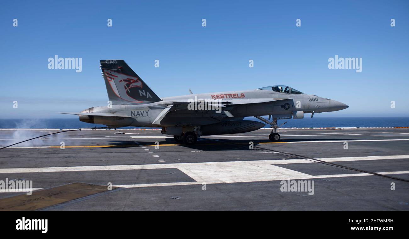 220301-N-EB640-1304 PAZIFISCHER OZEAN (MÄRZ 1, 2022) eine F/A-18E Super Hornet aus den 'Turmfalken' des Strike Fighter Squadron (VFA) 137 landet auf dem Flug des Flugzeugträgers USS Nimitz (CVN 68). Nimitz führt derzeit Routineoperationen durch. (USA Navy Foto von Mass Communications Specialist Second Class Bryant lang) Stockfoto