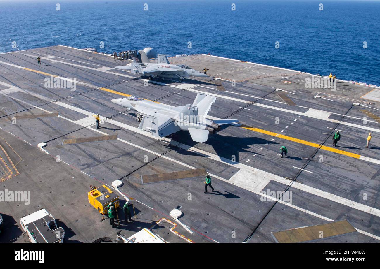 220301-N-DU622-1065 PAZIFISCHER OZEAN (MÄRZ 1, 2022) zwei F/A-18E Super Hornets, aus den 'Turmfalken' des Strike Fighter Squadron (VFA) 137, Taxi auf dem Flugdeck des Flugzeugträgers USS Nimitz (CVN 68). Nimitz führt derzeit Routineoperationen durch. (USA Navy Foto von Mass Communication Specialist 3. Class Justin McTaggart) Stockfoto