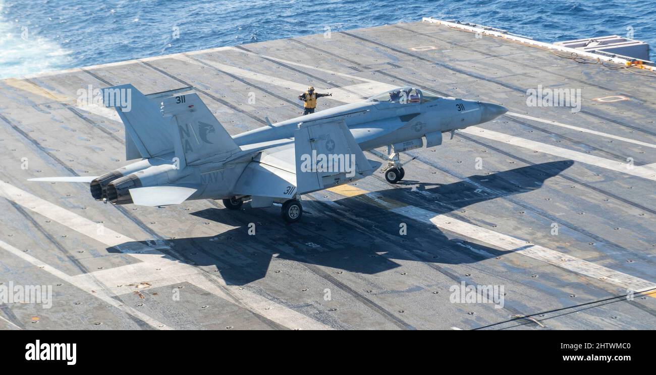 220301-N-DU622-1073 PAZIFISCHER OZEAN (MÄRZ 1, 2022) eine F/A-18E Super Hornet, aus den 'Turmfalken' des Strike Fighter Squadron (VFA) 137, Taxis auf dem Flugdeck des Flugzeugträgers USS Nimitz (CVN 68). Nimitz führt derzeit Routineoperationen durch. (USA Navy Foto von Mass Communication Specialist 3. Class Justin McTaggart Stockfoto
