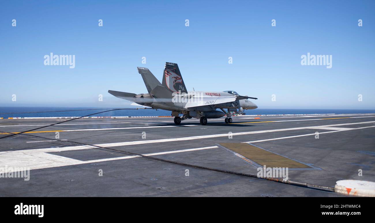 220301-N-EB640-1308 PAZIFISCHER OZEAN (MÄRZ 1, 2022) eine F/A-18E Super Hornet aus den 'Turmfalken' des Strike Fighter Squadron (VFA) 137 landet auf dem Flug des Flugzeugträgers USS Nimitz (CVN 68). Nimitz führt derzeit Routineoperationen durch. (USA Navy Foto von Mass Communications Specialist Second Class Bryant lang.) Stockfoto