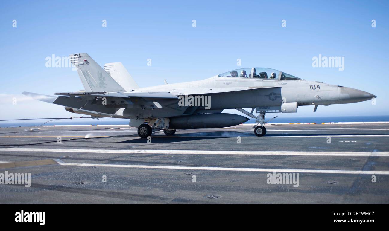 220301-N-EB640-1053 PAZIFISCHER OZEAN (MÄRZ 1, 2022) eine F/A-18F Super Hornet aus den 'Fighting Redcocks' von Strike Fighter Squadron (VFA) 22 landet auf dem Flug des Flugzeugträgers USS Nimitz (CVN 68). Nimitz führt derzeit Routineoperationen durch. (USA Navy Foto von Mass Communications Specialist Second Class Bryant lang.) Stockfoto
