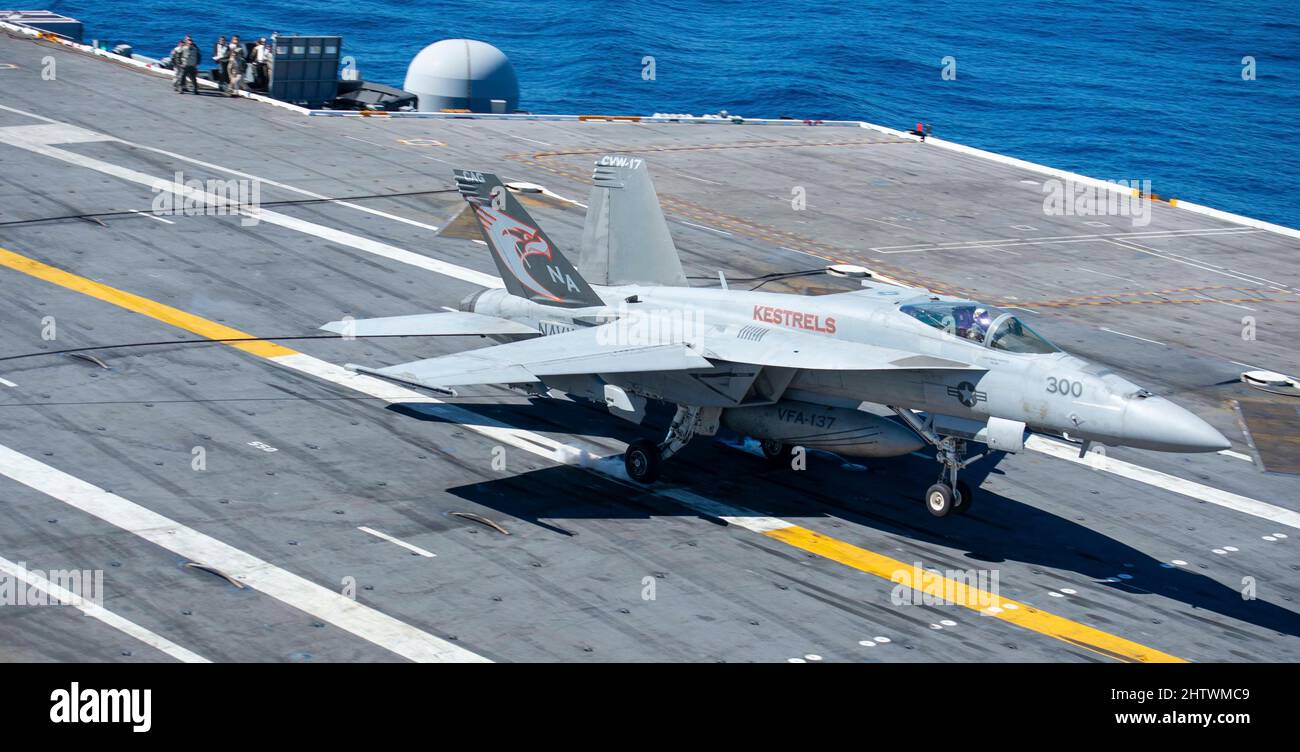 220301-N-LY692-1066 PAZIFISCHER OZEAN (MÄRZ 1, 2022) eine F/A-18E Super Hornet, aus den 'Turmfalken' des Strike Fighter Squadron (VFA) 137, führt auf dem Flugdeck des Flugzeugträgers USS Nimitz (CVN 68) eine feststellende Ganglandung durch. Nimitz führt derzeit Routineoperationen durch. (USA Navy Foto von Mass Communication Specialist 3. Class Jared Mancuso) Stockfoto