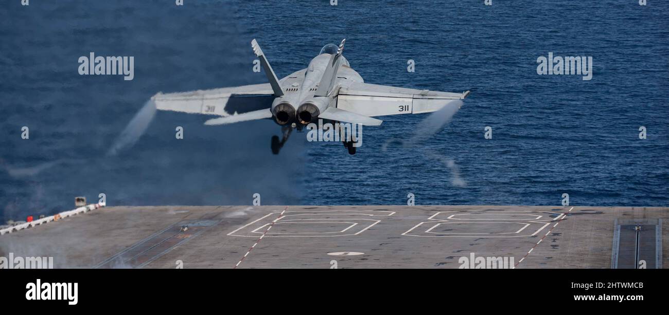 220301-N-YS933-1082 PACFIC OZEAN (MÄRZ 1, 2022) eine F/A 18E Super Hornet aus den 'Kestrels' des Strike Fighter Squadron (VFA) 137 startet vom Flugdeck des Flugzeugträgers USS Nimitz (CVN 68). Nimitz führt derzeit Routineoperationen durch. (USA Navy Foto von Mass Communication Specialist 3. Klasse Lorenzo Fekieta-Martinez) Stockfoto