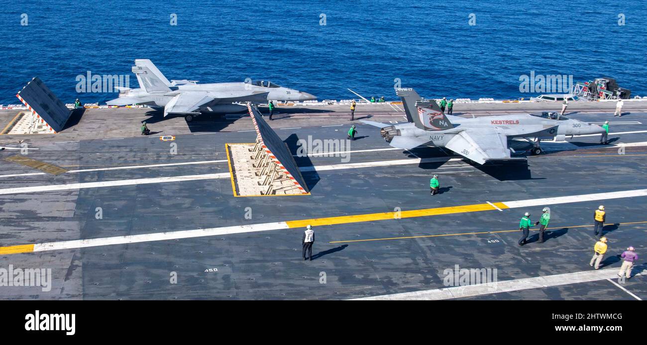 220301-N-DU622-1103 PAZIFISCHER OZEAN (MÄRZ 1, 2022) zwei F/A-18E Super Hornets aus den 'Turmfalken' des Strike Fighter Squadron (VFA) 137 bereiten sich auf den Start vom Flugdeck des Flugzeugträgers USS Nimitz (CVN 68) vor. Nimitz führt derzeit Routineoperationen durch. (USA Navy Foto von Mass Communication Specialist 3. Class Justin McTaggart) Stockfoto