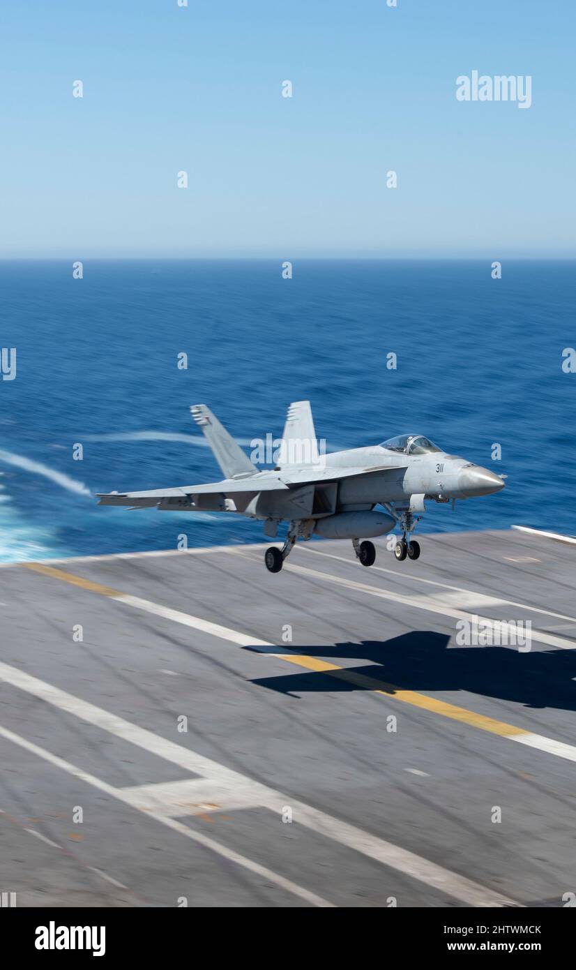 220301-N-LY692-1004 PAZIFISCHER OZEAN (MÄRZ 1, 2022) eine F/A-18E Super Hornet aus den 'Turmfalken' des Strike Fighter Squadron (VFA) 137 landet auf dem Flugdeck des Flugzeugträgers USS Nimitz (CVN 68). Nimitz führt derzeit Routineoperationen durch. (USA Navy Foto von Mass Communication Specialist 3. Class Jared Mancuso) Stockfoto