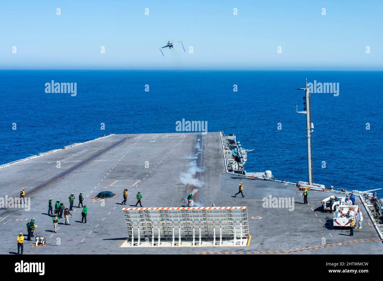 220301-N-XK462-1027 PAZIFISCHER OZEAN (MÄRZ 1, 2022) eine F/A-18E Super Hornet aus den 'Turmfalken' des Strike Fighter Squadron (VFA) 137 startet vom Flugdeck des Flugzeugträgers USS Nimitz (CVN 68). Nimitz führt derzeit Routineoperationen durch. (USA Navy Foto von Mass Communication Specialist Seaman Hannah Kantner) Stockfoto