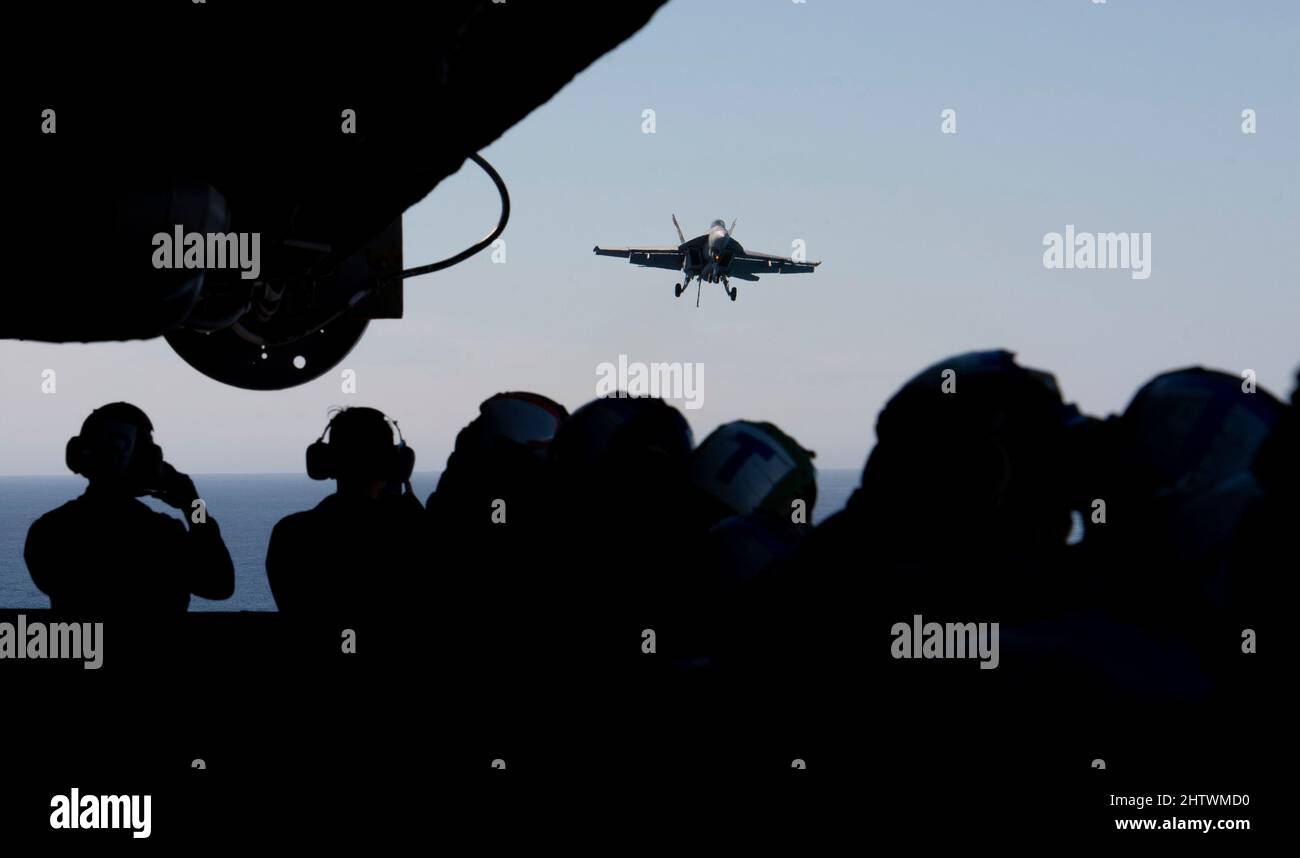 220301-N-LY692-1099 PAZIFISCHER OZEAN (MÄRZ 1, 2022) ein F/A-18E Super Hornet aus den 'Turmfalken' des Strike Fighter Squadron (VFA) 137 nähert sich wegen der verhafteten Landung auf dem Flugdeck des Flugzeugträgers USS Nimitz (CVN 68). Nimitz führt derzeit Routineoperationen durch. (USA Navy Foto von Mass Communication Specialist 3. Class Jared Mancuso) Stockfoto