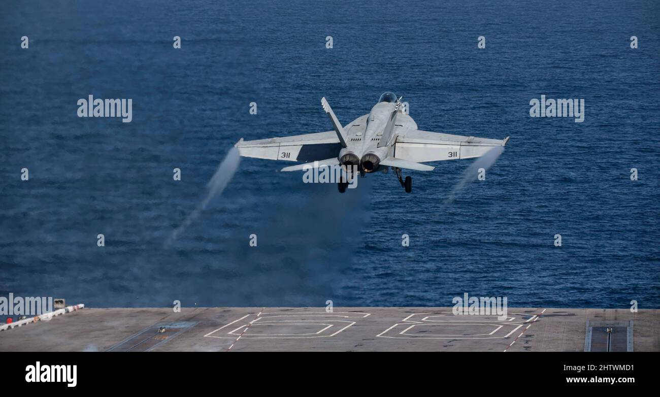 220301-N-YS933-1086 PACFIC OZEAN (MÄRZ 1, 2022) eine F/A 18E Super Hornet aus den 'Kestrels' des Strike Fighter Squadron (VFA) 137 startet vom Flugdeck des Flugzeugträgers USS Nimitz (CVN 68). Nimitz führt derzeit Routineoperationen durch. (USA Navy Foto von Mass Communication Specialist 3. Klasse Lorenzo Fekieta-Martinez) Stockfoto