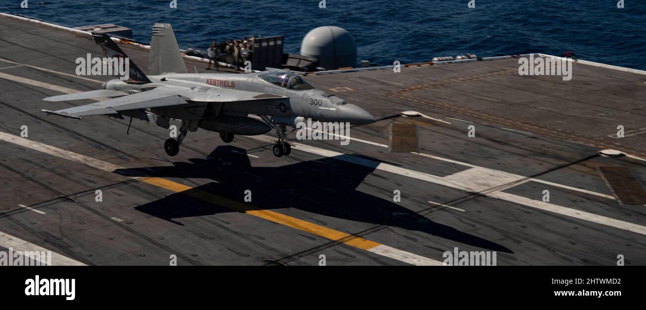 220301-N-YS933-1140 PACFIC OZEAN (MÄRZ 1, 2022) eine F/A 18E Super Hornet aus den 'Kestrels' des Strike Fighter Squadron (VFA) 137 führt eine verhaftete Getrieberandung auf dem Flugdeck des Flugzeugträgers USS Nimitz (CVN 68) durch. Nimitz führt derzeit Routineoperationen durch. (USA Navy Foto von Mass Communication Specialist 3. Klasse Lorenzo Fekieta-Martinez) Stockfoto