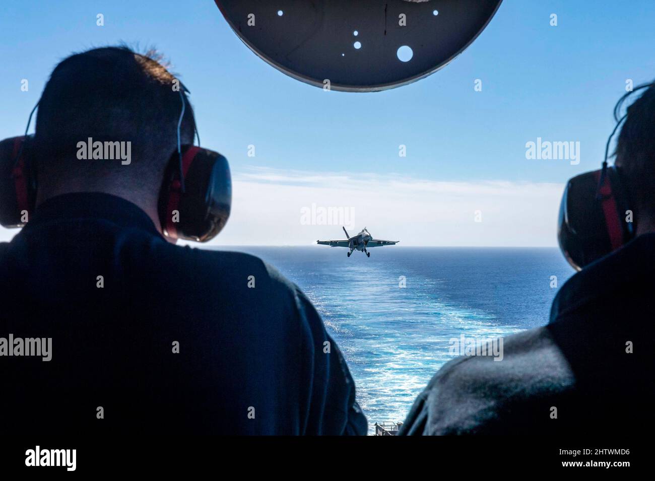 220301-N-XK462-1001 PAZIFISCHER OZEAN (MÄRZ 1, 2022) eine F/A-18E Super Hornet aus den 'Turmfalken' des Strike Fighter Squadron (VFA) 137 nähert sich dem Flugdeck des Flugzeugträgers USS Nimitz (CVN 68). Nimitz führt derzeit Routineoperationen durch. (USA Navy Foto von Mass Communication Specialist Seaman Hannah Kantner) Stockfoto