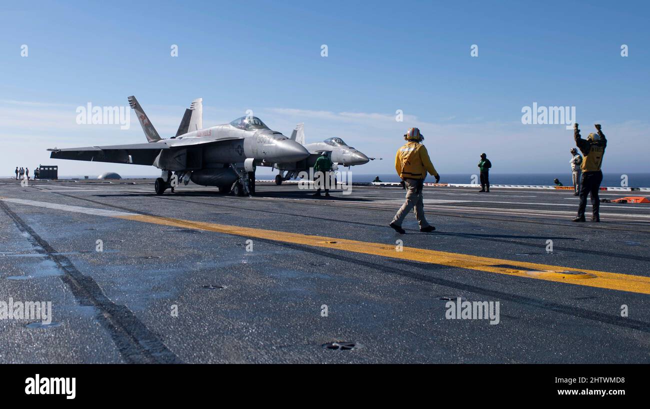 220301-N-EB640-1073 PAZIFISCHER OZEAN (MÄRZ 1, 2022) eine F/A-18E Super Hornet, aus den 'Turmfalken' des Strike Fighter Squadron (VFA) 137, und eine F/A-18F Super Hornet, aus den 'Fighting Redcocks' des Strike Fighter Squadron (VFA) 22, ruhen auf dem Flug des Flugzeugträgers USS Nimitz (CVN 68). Nimitz führt derzeit Routineoperationen durch. (USA Navy Foto von Mass Communications Specialist Second Class Bryant lang) Stockfoto