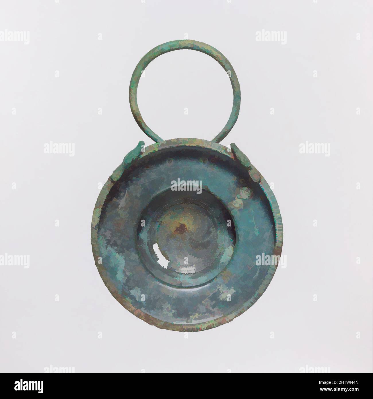 Kunst inspiriert von Bronzesieb mit Schlaufengriff, klassisch, 5. Jahrhundert v. Chr., Etrusker, Bronze, H. 1 13/16 Zoll (4,6 cm), Bronzen, Sieder waren Teil der Ausrüstung für ein Symposium (Trinkfeier), das dazu diente, den Wein oder die darin vermischten Zusatzstoffe zu strapazieren. Dieses schöne Beispiel hat ein, Classic Works modernisiert von Artotop mit einem Schuss Moderne. Formen, Farbe und Wert, auffällige visuelle Wirkung auf Kunst. Emotionen durch Freiheit von Kunstwerken auf zeitgemäße Weise. Eine zeitlose Botschaft, die eine wild kreative neue Richtung verfolgt. Künstler, die sich dem digitalen Medium zuwenden und die Artotop NFT erschaffen Stockfoto