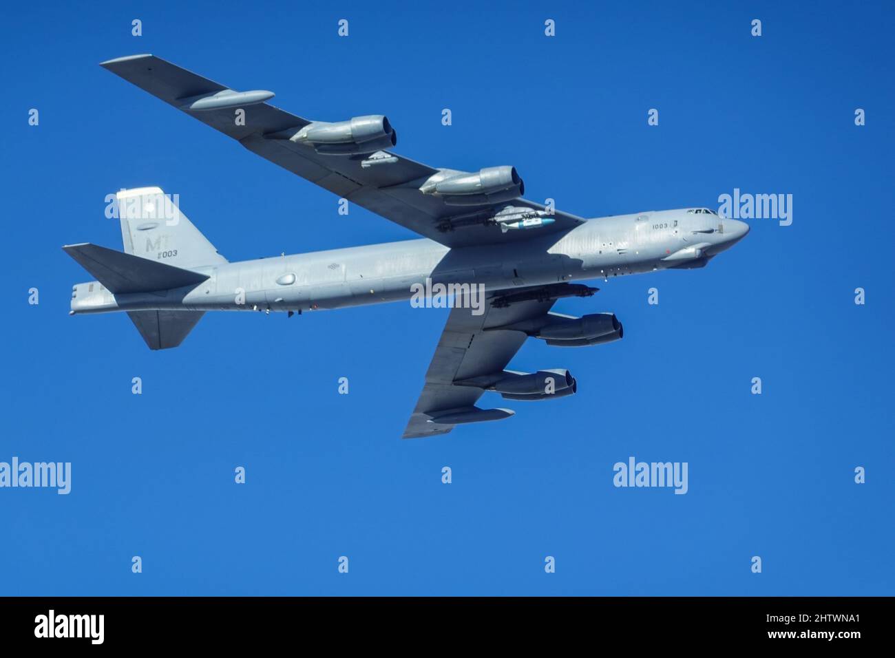 Die US Air Force B-52H Stratofortress’, die der Expeditionary Bomb Squadron 69., RAF Fairford, England, zugewiesen wurde, flog eine Bomber Task Force-Mission im Südosten Mauretaniens und entlang der Westküste Afrikas, wo die Luftbesatzung und Mitglieder der US-Küstenwache an Bord des Flugzeugs ihre Fähigkeit ausübten, illegale Seeverfolgungsmaßnahmen durchzuführen, Februar 28, 2022. Die Mitglieder der US-Küstenwache werden darin geschult, illegal operierende Schiffe zu identifizieren und zu verfolgen, z. B. solche, die illegale, unregulierte und nicht gemeldete Fischereiaktivitäten durchführen, und dann den Standort des Schiffes an die entsprechende Gesetzesbehörde zu übermitteln Stockfoto