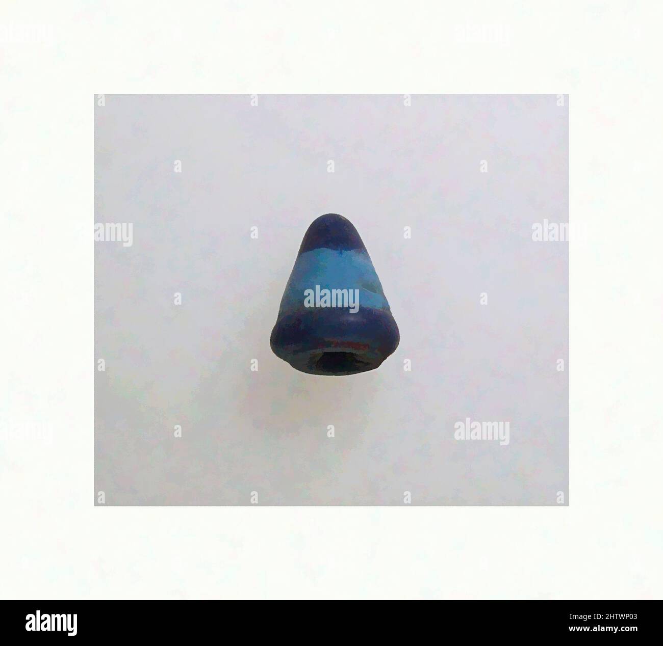 Kunst inspiriert von Ornamentkegel, Glas, Höhe: 3/4 x 5/8 Zoll (1,9 x 1,7 cm), Glas, Classic Works modernisiert von Artotop mit einem Schuss Modernität. Formen, Farbe und Wert, auffällige visuelle Wirkung auf Kunst. Emotionen durch Freiheit von Kunstwerken auf zeitgemäße Weise. Eine zeitlose Botschaft, die eine wild kreative neue Richtung verfolgt. Künstler, die sich dem digitalen Medium zuwenden und die Artotop NFT erschaffen Stockfoto