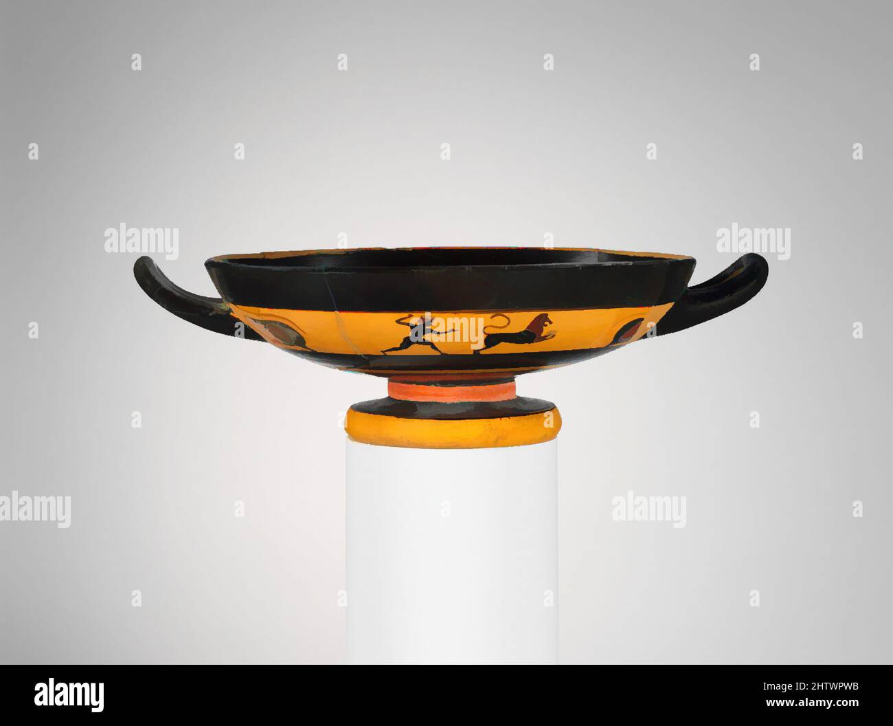 Kunst inspiriert von Terracotta kylix (Trinkbecher), archaisch, ca. 535–500 v. Chr., Griechisch, Dachboden, Terrakotta; schwarze Figur, H. 2 11/16 Zoll (6,8 cm.), Vasen, dieser Becher teilt einige der Eigenschaften von Bandbechern und Augenbechern, stellt aber auch individuelle Merkmale dar und schafft so ein ungewöhnliches, von Artotop modernisiertes Classic Works mit einem Schuss Modernität. Formen, Farbe und Wert, auffällige visuelle Wirkung auf Kunst. Emotionen durch Freiheit von Kunstwerken auf zeitgemäße Weise. Eine zeitlose Botschaft, die eine wild kreative neue Richtung verfolgt. Künstler, die sich dem digitalen Medium zuwenden und die Artotop NFT erschaffen Stockfoto