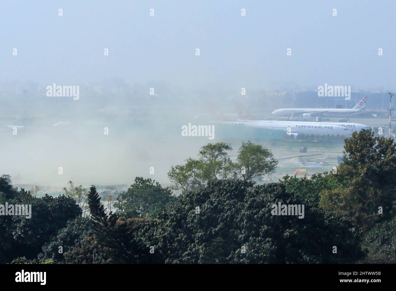 Dhaka, Bangladesch. 01. März 2022. Türkische Fluggesellschaften in einem staubigen und stark verschmutzten Gebiet am internationalen Flughafen Hazrat Shahjalal. Kredit: SOPA Images Limited/Alamy Live Nachrichten Stockfoto