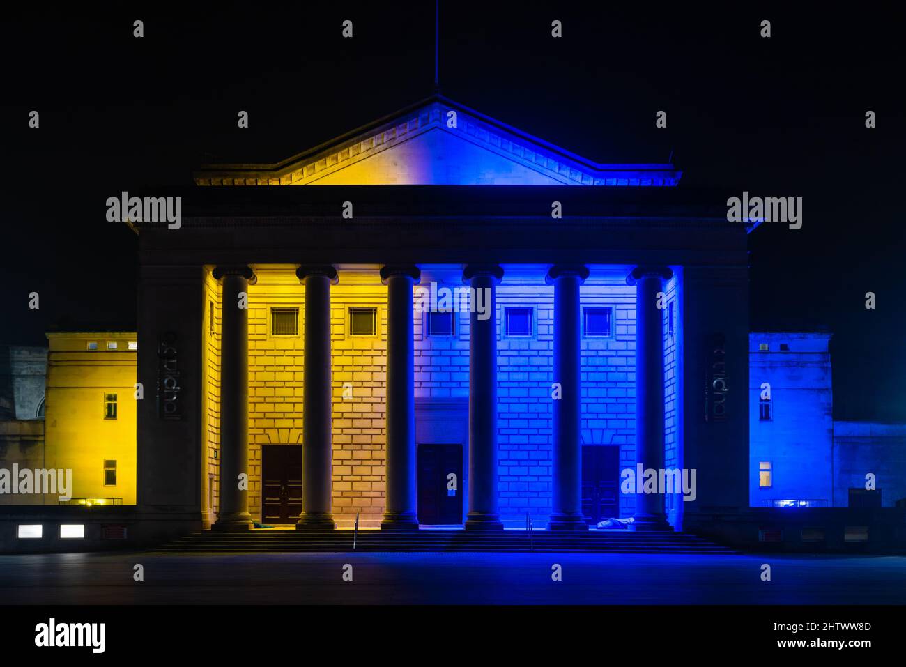 Southampton, Großbritannien. 3. März 2022. Southampton Guildhall in der Nacht beleuchtet in Blau und Gelb, um in Solidarität mit der Ukraine während des Russland Ukraine-Krieges 2022 zu stehen Stockfoto