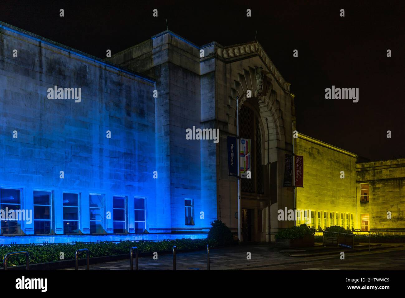Southampton, Großbritannien. 3. März 2022. Southampton Guildhall in der Nacht in blau und gelb beleuchtet, um in Solidarität mit der Ukraine während des Russland Ukraine-Krieges 2022 zu stehen Stockfoto