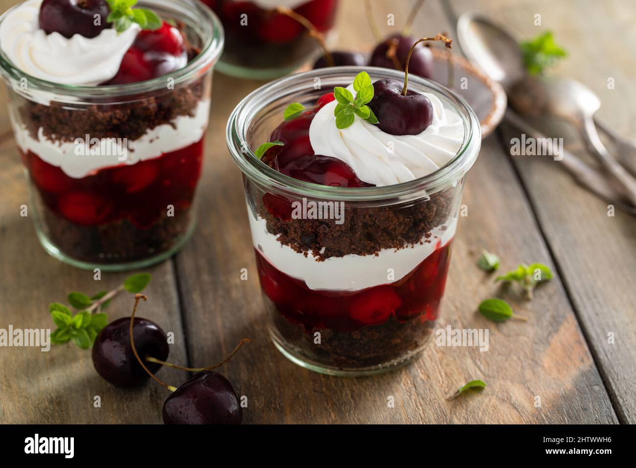 Schwarzwald Kleinigkeiten, Dessert in Gläser Konzept Stockfoto