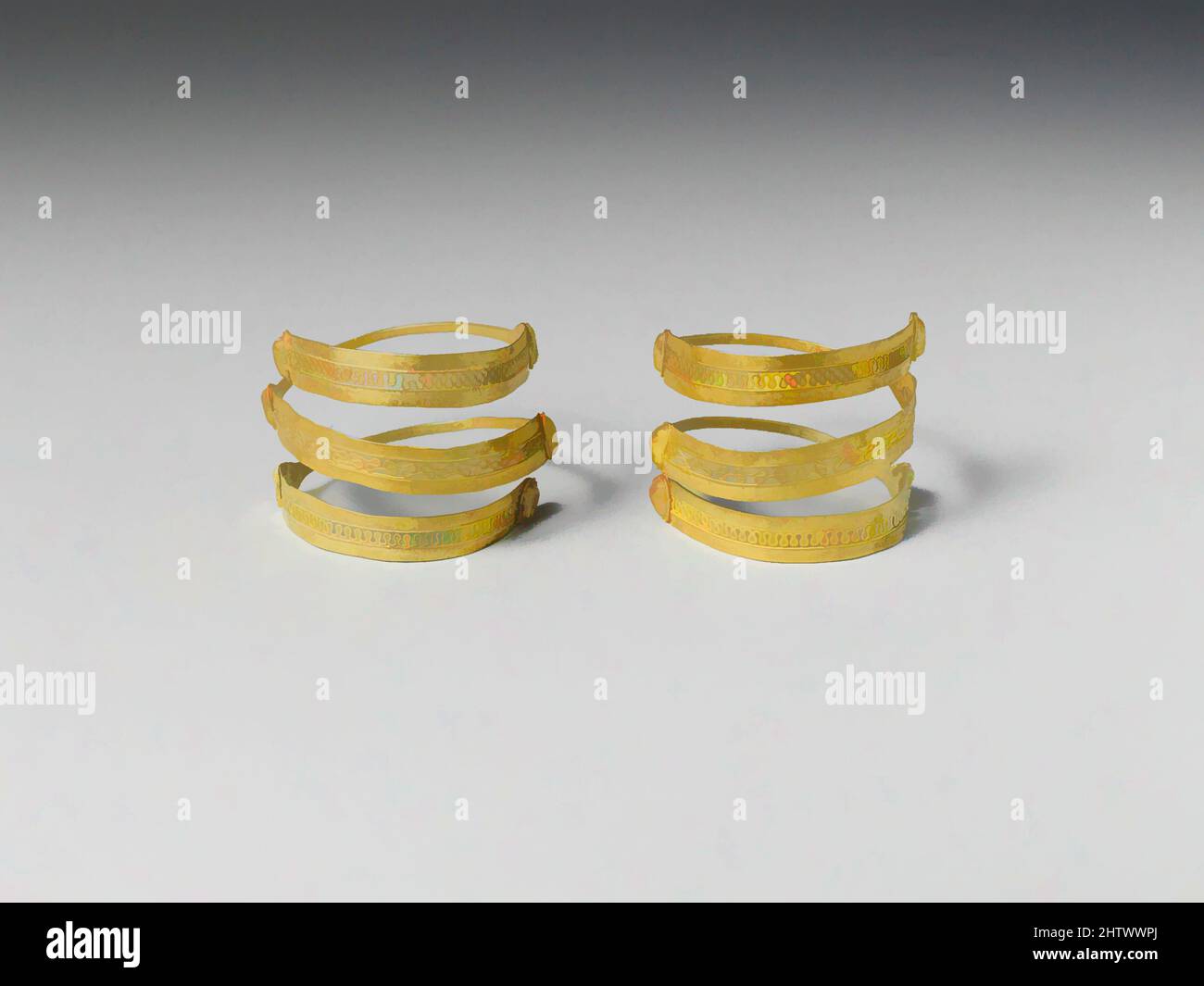 Kunst inspiriert von einem Paar Goldspiralen, archaisch, 7.–6. Jahrhundert v. Chr., Etrusker, Gold, Sonstiges: 1 3/8in. (3,5cm), Gold und Silber, filigran; drei breite Bänder, die durch schmale Streifen miteinander verbunden sind; herzförmige Terminals befinden sich an beiden Enden der Bands, Classic Works modernisiert von Artotop mit einem Schuss Moderne. Formen, Farbe und Wert, auffällige visuelle Wirkung auf Kunst. Emotionen durch Freiheit von Kunstwerken auf zeitgemäße Weise. Eine zeitlose Botschaft, die eine wild kreative neue Richtung verfolgt. Künstler, die sich dem digitalen Medium zuwenden und die Artotop NFT erschaffen Stockfoto