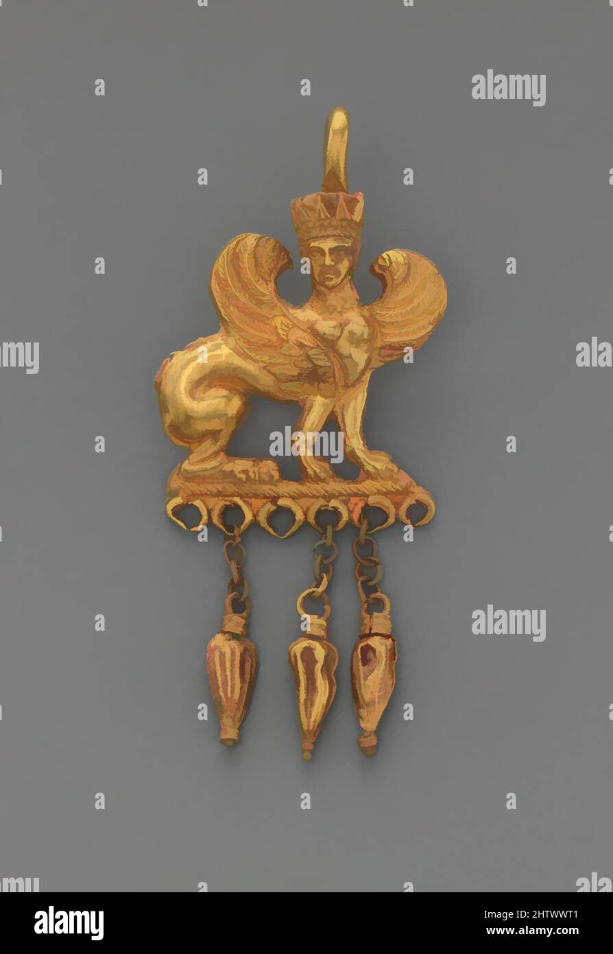 Kunst inspiriert von Gold Ohrring mit Sphinx, Spätklassik oder Hellenismus, 4.–3. Jahrhundert v. Chr., Griechisch, Gold, insgesamt: 2 3/4 x 1 3/16in. (7 x 3cm), Gold und Silber, die Sphinx und ihre Basis, einschließlich der sechs Schleifen, sind in einem Stück in repoussé und jagen modelliert, Classic Works modernisiert von Artotop mit einem Schuss Moderne. Formen, Farbe und Wert, auffällige visuelle Wirkung auf Kunst. Emotionen durch Freiheit von Kunstwerken auf zeitgemäße Weise. Eine zeitlose Botschaft, die eine wild kreative neue Richtung verfolgt. Künstler, die sich dem digitalen Medium zuwenden und die Artotop NFT erschaffen Stockfoto