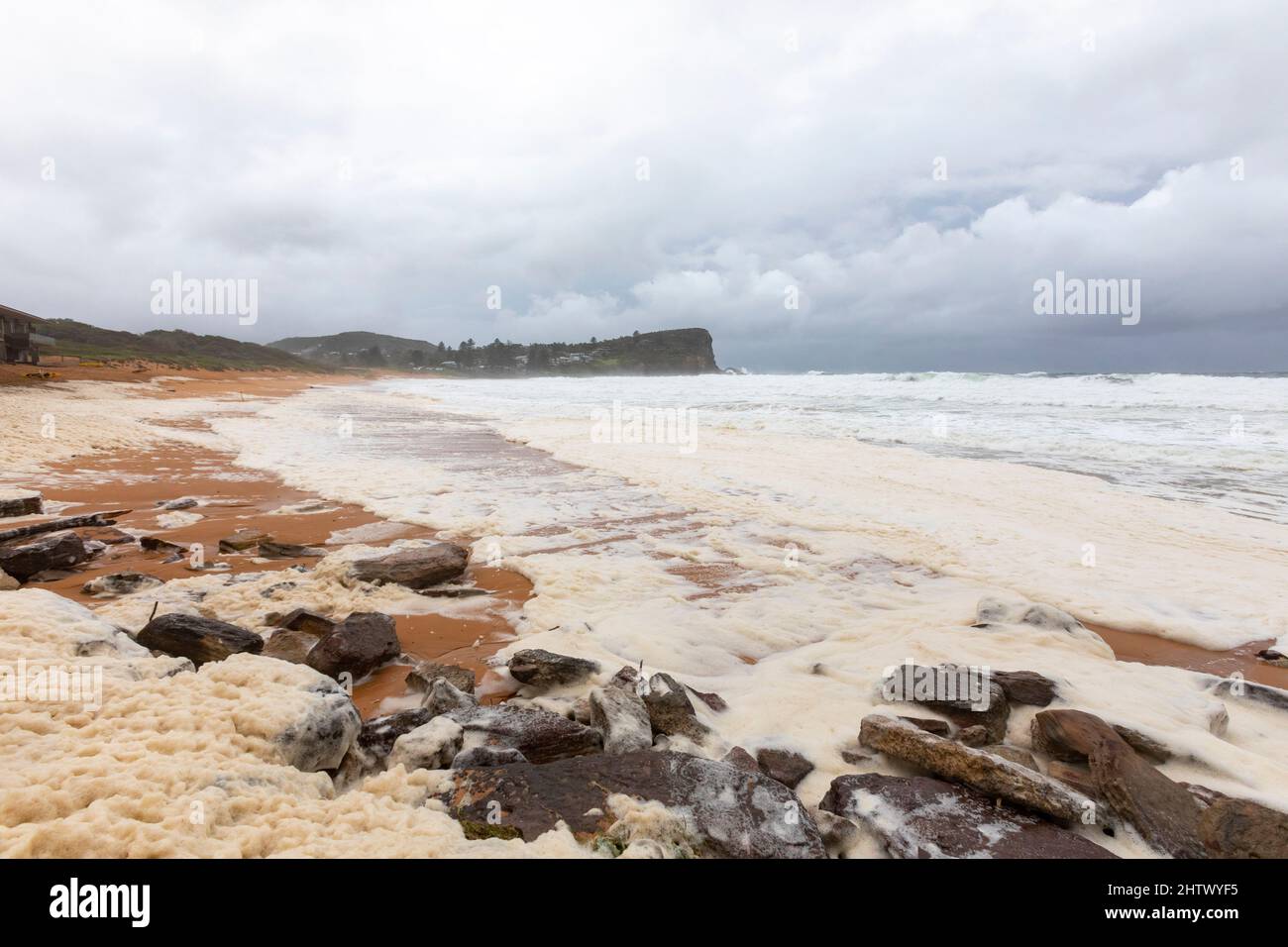 Sydney, Australien. 03. März 2022. An der Ostküste Australiens setzen sich heftige Regenfälle und Überschwemmungen fort, die am Avalon Beach in Sydney am 3.. März 2022 auf wilder Brandung und Meeresboden abgebildet wurden. Kredit: martin Berry/Alamy Live Nachrichten Gutschrift: martin Berry/Alamy Live Nachrichten Stockfoto