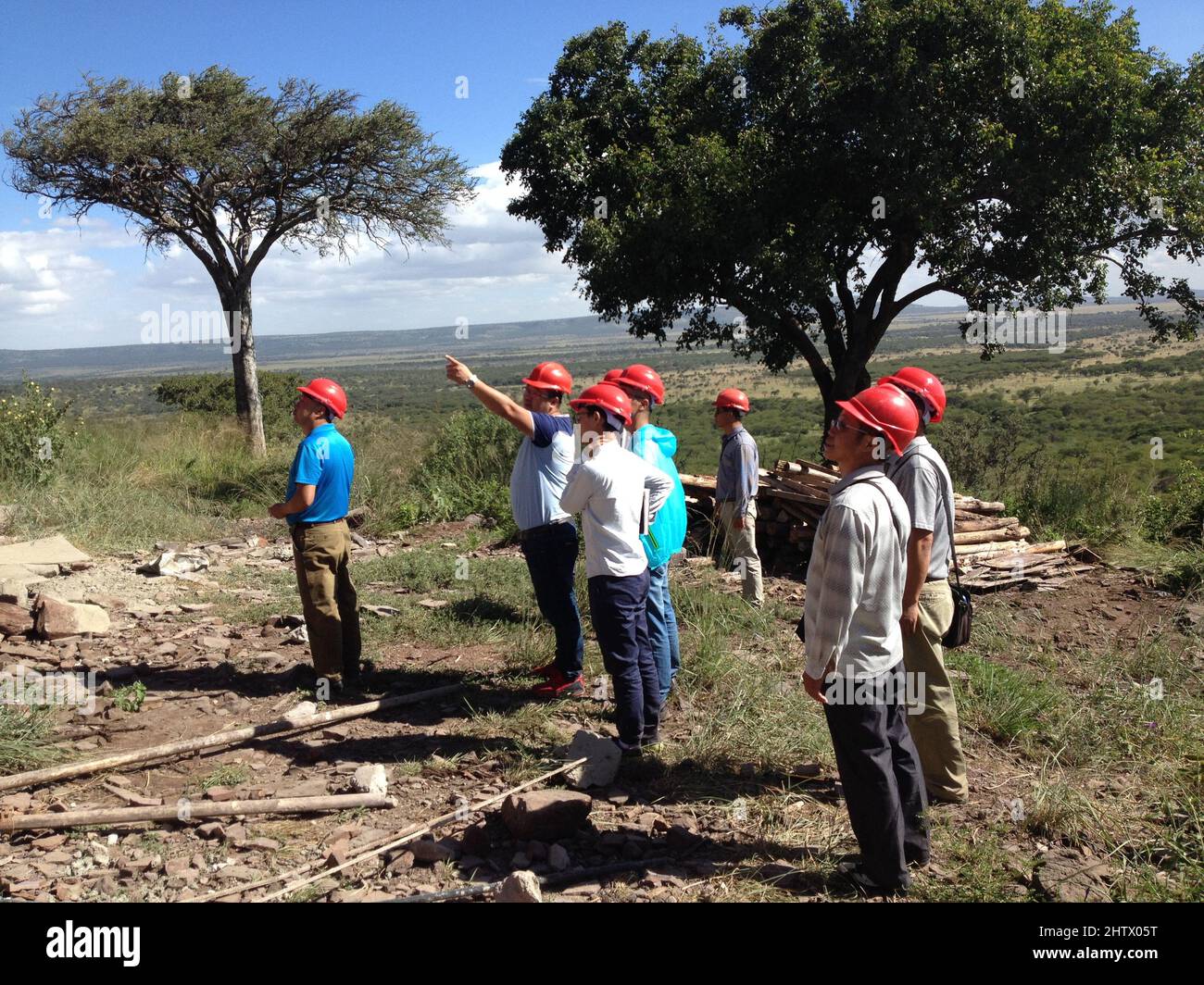 Dar Es Salaam. 2. März 2022. Das Foto zeigt Zhang Cuishan, General Manager der Niederlassung in Tansania der China Railway Jianchang Engineering Company, die Baustelle eines Projekts mit seinem Team im Serengeti-Nationalpark in Tansania, 22. Mai 2017. ZUM THEMA: 'Feature: Chinese company protects Wildlife while Building Hotels in Tanzania' Credit: Xinhua/Alamy Live News Stockfoto